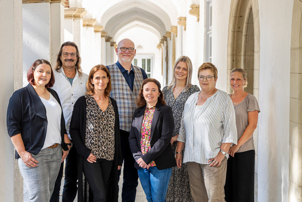 Team-Gruppenbild von links nach rechts: Annika Burmann, Thomas Obst, Inga Wengeling, Klaus Janssen, Stefanie Flessner, Anna Rinderhagen, Karin Schallhorn und Maren Bertelmann